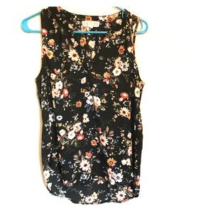 Sleeveless flowy blouse with flowers